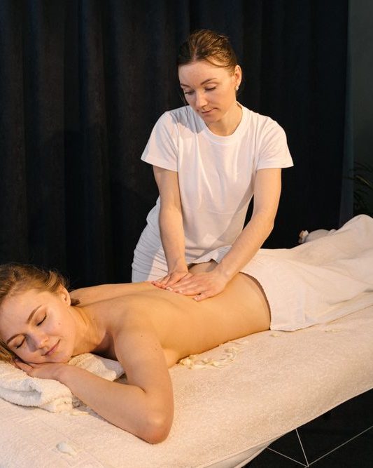Sessão de massagem relaxante em ambiente de spa